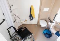 La salle de bain du Mobil-Home PMR à Crozon-Morgat dans le Finistère